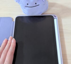 タブレットを覗くメタモン