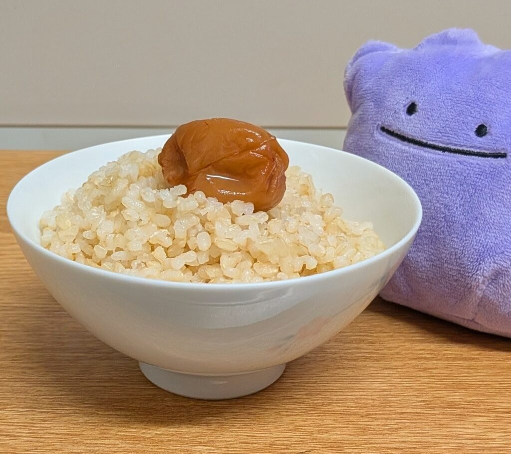 玄米ご飯の上に梅干しが乗っている写真。